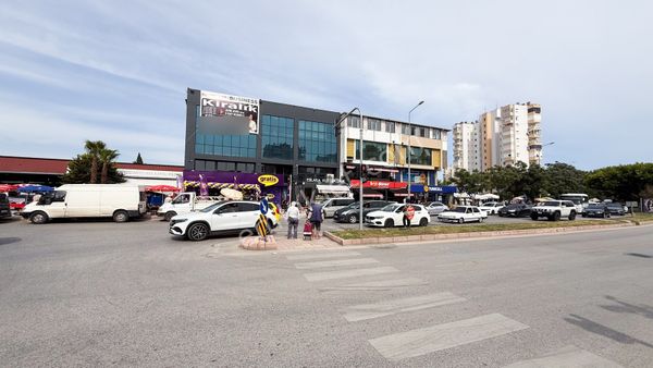 Güzeloba'da Yüksek Görünürlüğe Sahip Cadde Üzeri Kiralık İşyeri