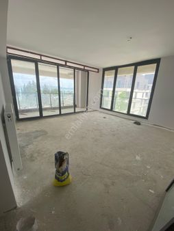 Güzelyalıda Göl Manzaralı Kapalı Mutfak Giyinme Odalı 3+1 Daire