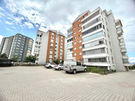 Elvan Mah.'den 175m2' Lik Kullanım Alanına Sahip Nezih Sitede Satılık Daire