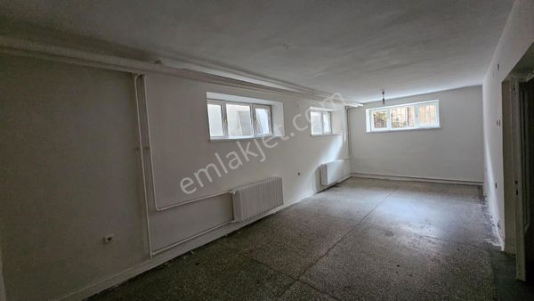 Arel'den Gençlik Cadde Üstü Kot-1'de Geniş M.ısıtma 2+1 Daire