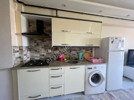 Çözüm Emlak'tan Muradiye'de Eşyalı 1+1 Ara Kat Kiralık Daire