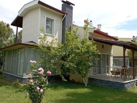 Burhaniye Ören'de Plaja Sıfır Sitede Satılık Müstakil Villa