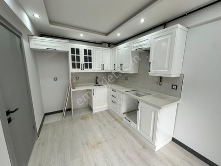 Zeki Emlak'tan Kiralık Manisa Muradiye Mahallesinde İstasyon Civ. 2+1 Kapalı Mutfak Sıfır Daire