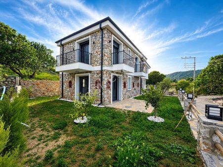 Köy İçinde Modern Ve Seçkin Yaşam | Oturuma Hazır 3+1 Lüks Villa