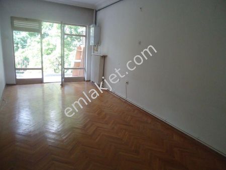 Bahçelievlerde Meetroya Ve Gazi Tıpa Yakın Katta 2+1 Balkonlu Daire