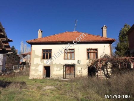 Akceniş Merkezde 850 M2 Arsa İçinde Satılık Bina