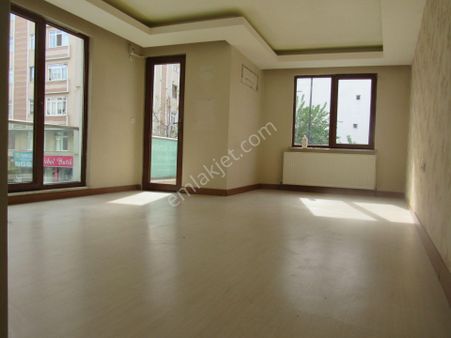 Yenibosna Hürriyet Mahallesinde Satılık 2+1 Daire Cadde Üzerinde Ebebeyn Banyolu