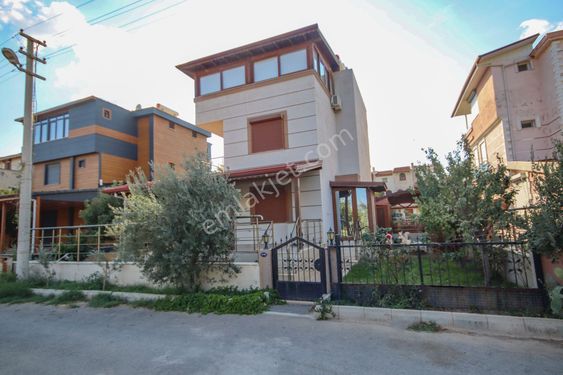 Ürkmez'de Satılık Full Eşyalı Triplex Villa Turyap'tan