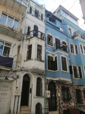 BEYOĞLU ŞEHİT MUHTAR MAH ALTINBAKKAL SOK SATILIK BEYAZ BINA