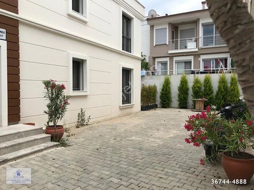 ÇEŞME MERKEZ MARİNA YAKINI BAHÇE TERASLI SATILIK 1+1 LÜKS DAİRE