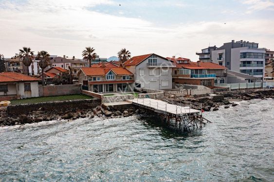  Güzelbahçe'de Denize Sıfır Özel İskeleli Yalı Villası