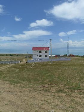 Bitlis ili Ahlat ilçesi Tunus Mahallesi'nde müstakil üç katlı bina.