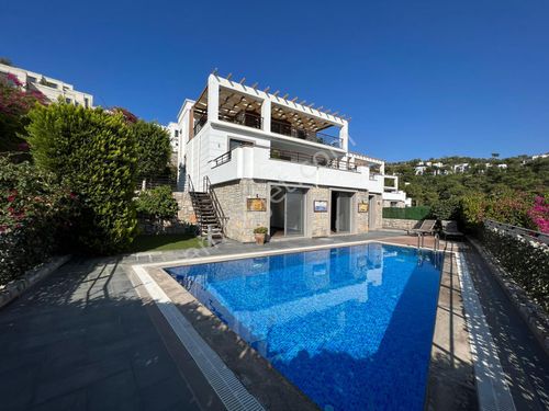  Bodrum'da Kale Ve Deniz Manzaralı 4+1 Özel Havuzlu Villa