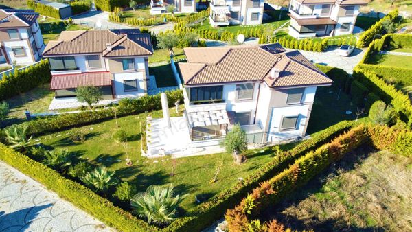  KÜÇÜKKUYU DA 600 M2 ARSA İÇİNDE TEK MÜSTAKİL VİLLA