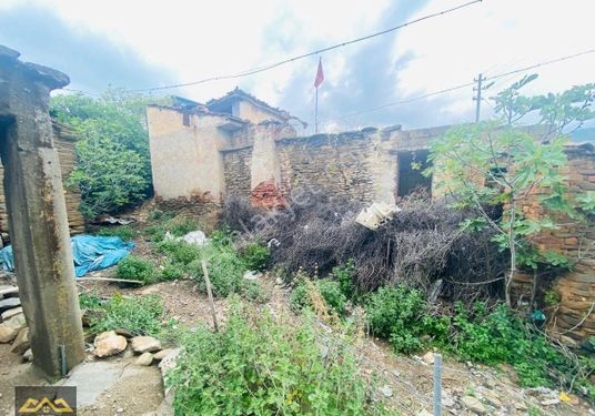 Tire Derebasında Satılık Köy Evi 316 M2