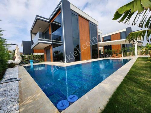 KUŞADASI DAVUTLAR'DA PLAJA YÜRÜME MESAFESİNDE satılık havuzlu sıfır villa 