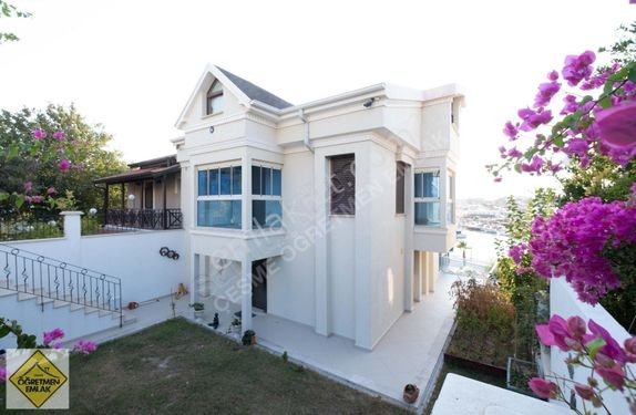 Çeşme Dalyan Marina'ya 40m Uzaklıkta Deniz Manzaralı Lüks Villa