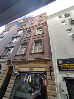 6919 Rengarenk'ten Karaköy'ün En Nezih Sokağında Satılık Bina