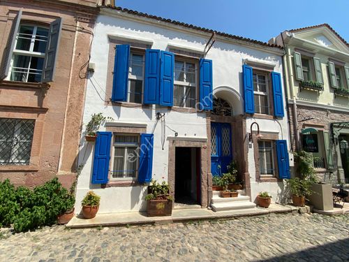 Cunda Adasında Butik Pansiyon Olarak Kullanılan Satılık Mülk