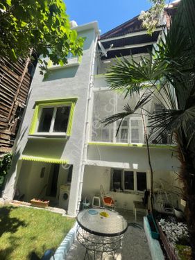 Sarıyer Merkez mahallesinde 3 katlı bahçeli satılık ev