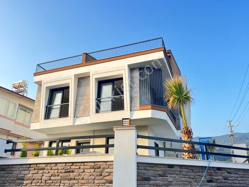  İzmir Menderes Ortamahalle De Denize Çok Yakın Konumda 3+1 Villa