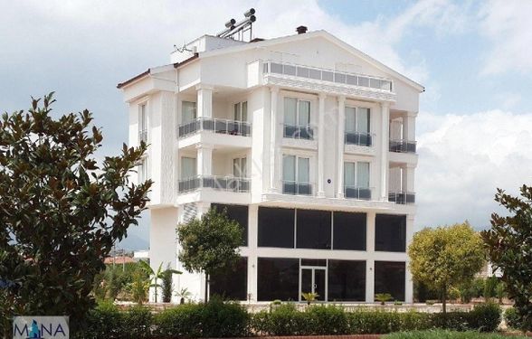 Döşemealtı Yeşilbayırda Atatürk Cd üzerinde 3 daire birden Satılık.