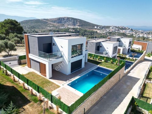  Kuşadası'nda Tek Müstakil Özel Havuzlu Satılık Villa