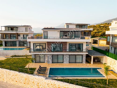  Stop’tan Kalkan’da Deniz Manzaralı Satılık Tripleks Villa