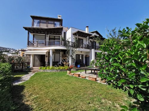  Yalıkavak'ta Denize Sıfır İskelesi Olan Satılık  Villa SB400