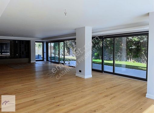 Emirgan'da Villa Tadında Bahçeli Çatı Dubleks
