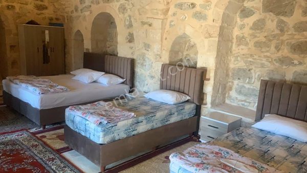 Mardin artukluda eski valiliğin arkasında   tarihi bir konak 8 odalı otel eşyalı
