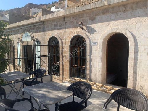 Mardin artukluda eski valiliğin arkasında   tarihi bir konak 8 odalı otel eşyalı