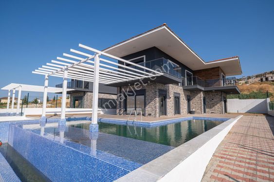 İzmir Foça 'da Müstakil Havuzlu Satılık 4+1 Oda Villa
