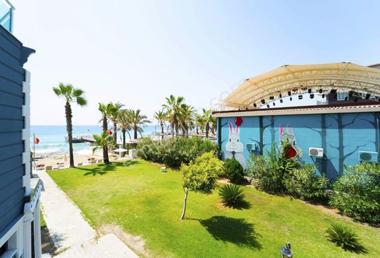 Alanya Konaklı'da Kiralık Denize Sıfır Tripleks Eşyalı 3+1 Villa