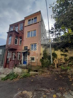  Kuzguncuk'ta Satılık 3 Katlı Müstakil Bina