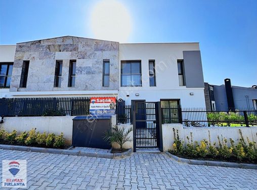 Güzelbahçe Kahramandere'de Müstakil Havuzlu 4+2 Satılık Villa
