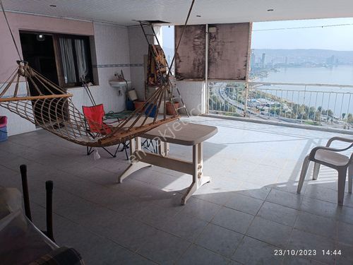 İzmir Bayraklı'da muhteşem deniz manzaralı kiralık daire kısmı eşyalı üç odalı 