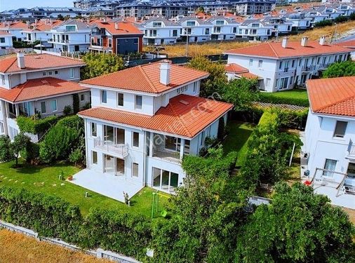 Deniz İstanbul Yakamoz Evlerinde Full Deniz Manzaralı 6+2 Villa