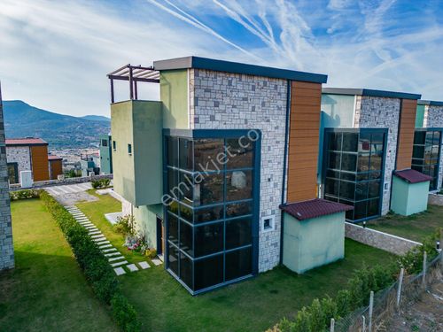 Foça Kozbeyli'de Reva Sitesi'nde satılık özel havuzlu villa