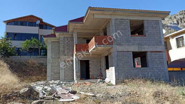 Şebinkarahisar Yavuz Selim Mahallesi Villalar Mevkiinde Kaba İnşaattan Satılık Dubleks Villa.
