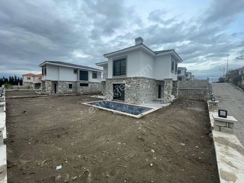 Seferihisar Hıdırlık Mh 4+1 Ebeveyn Banyolu Havuzlu Köşe Satılık Villa