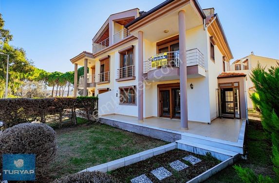 Urla çeşmealtı satılık villa site içerisinde 5+1 tripleks villa