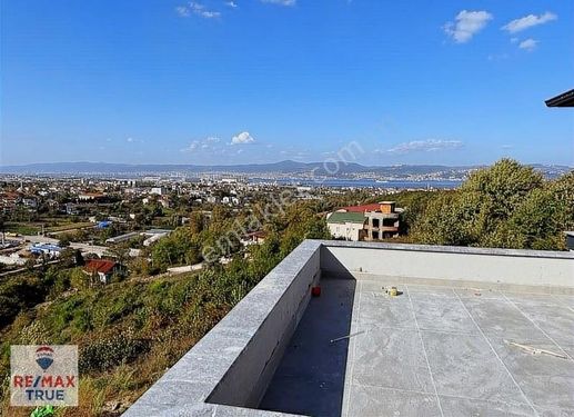 Başiskele Yeniköy'de Doğa Ve Deniz Manzaralı Satılık 5+1 Villa