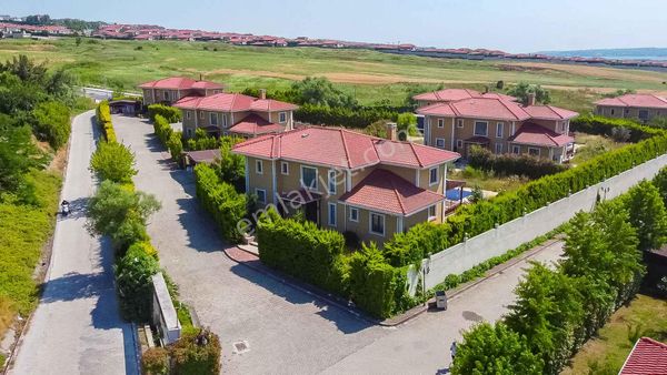  Alkent 2000 mah satılık 6+2 8000m2 arsa içerinde 4 adet villa
