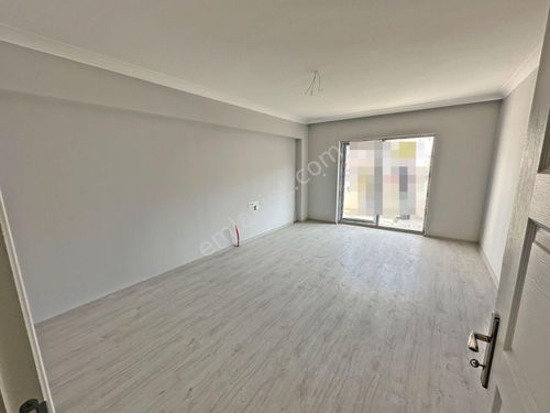  MİSKET DÜZLÜKTE TRENE YÜRÜME MESAFESİNDE ARA KATTA ÖN CEPHEDE 3+1 SATILIK SIFIR DAİRE