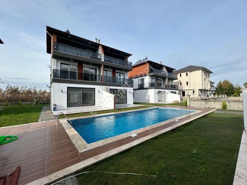  Dalaman'da Havuzlu Site İçinde 4+1 Satılık Triplex İkiz Villa