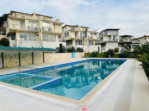 Kuşadası Davutlar Sahiline Yakin Site İçersinde Eşyalı Manzarali 4+1 Villa 