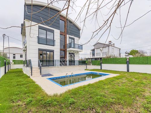 Döşemealtı Çıplaklı'da Havuzlu Satılık Triplex Villa