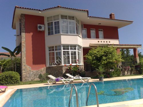  RE/MAX LUXURY Çamyuva'da 4+1 Eşyalı VİLLA