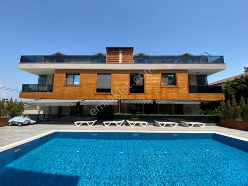  Gaziemir Dokuz Eylül Mahallesi Havuzlu Sitede 5+1 Satılık Villa
